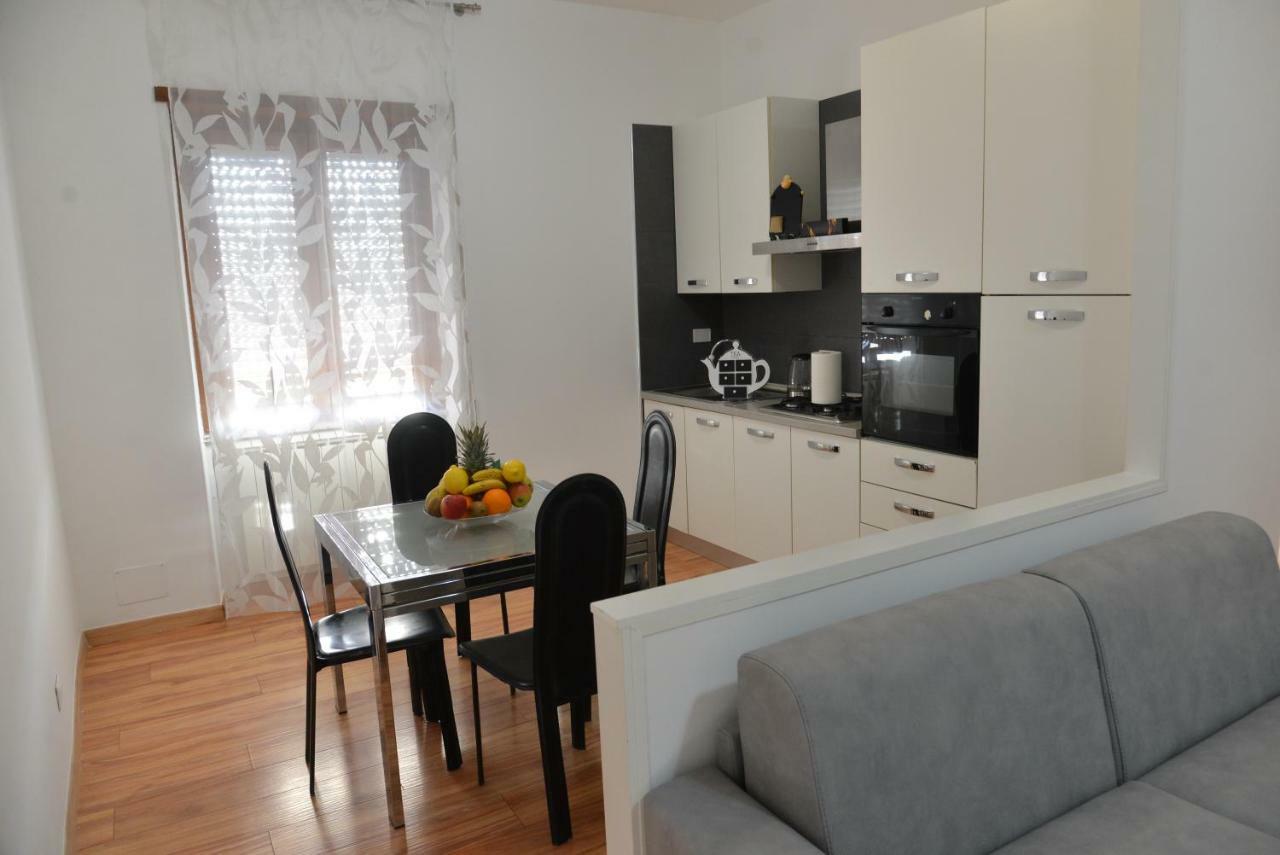 Chung cư 60 m² 2 phòng ngủ, 1 phòng tắm riêng ở Sân Bay Fiumicino Ngoại thất bức ảnh